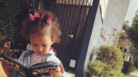 Криси Тейгън изпрати Луна на училище