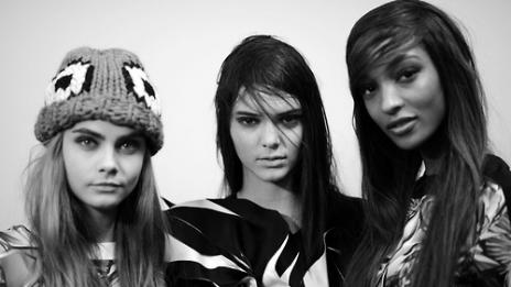 Кендъл и Кара се правят на големи приятелки