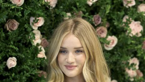 Роузи Хънтингтън-Уайтли се чувства всесилна в бельо