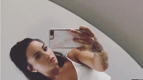 Деми Ловато се похвали със стегнат корем