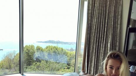 Гери-Никол си рекламира дупарата