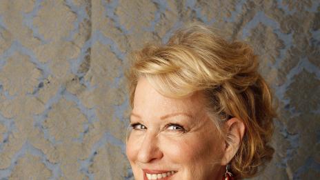 Бет Мидлър:  Гага има моята благословия да ми носи дрехите