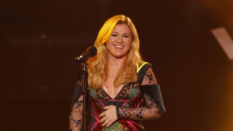 Кели Кларксън получи сутиен за Коледа от феновe