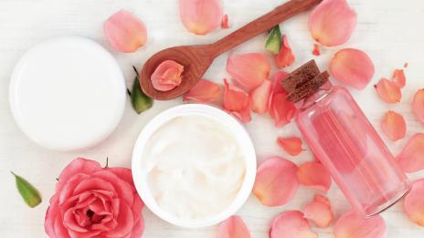 Ексфолиант от рози почиства и успокоява кожата