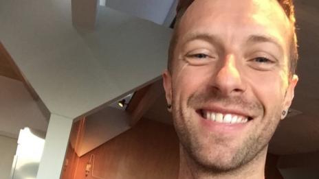 Крис Мартин предлага на Дакота?