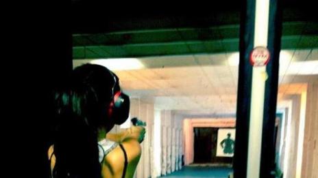 Селена Гомес стреля в България