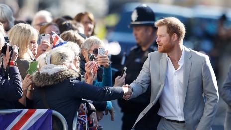 В разрез с правилата: Принц Хари целуна ръка на фенка