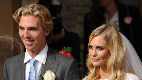 Кара Делевин бе шаферка на сестра си Попи