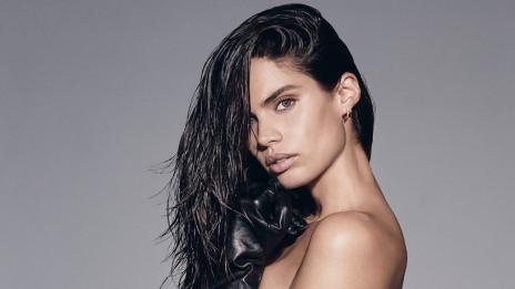 Сара Сампайо се чувства удобно като сваля бельото си