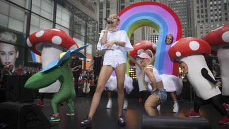 Майли Сайръс си татуира портрет на баба си