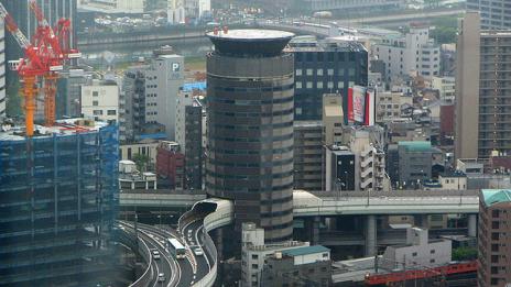 Магистралата, която минава през сграда