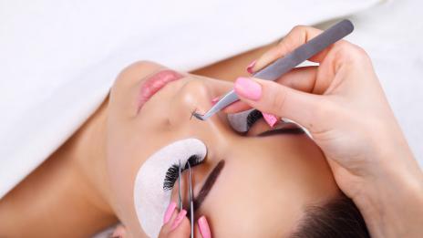 Изкуствените мигли могат да са опасни за очите ни