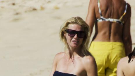 Гуинет Полтроу създаде секси бански за невинни момиченца