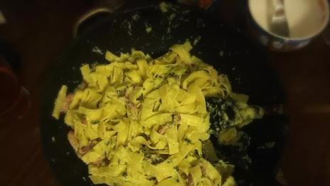 Лека паста с тиквички, сметана и бекон