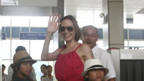 Анджелина Джоли се гласи да става приятелка на децата си