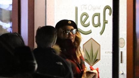 Марая Кери се запаси с трева за празниците (ВИДЕО)