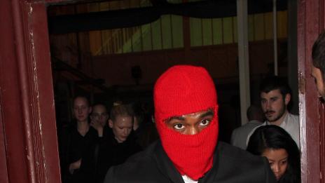 На Кание Уест му е студено в Париж