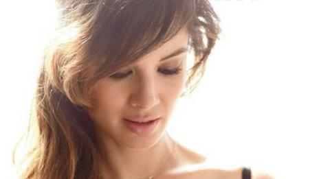 Бонд превзе и Maxim, но по женствен и секси начин