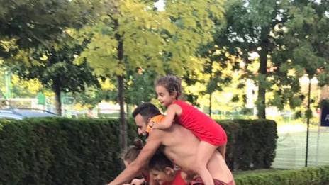 Бербатов с три деца на колело: Не оставяй ТЕ да ти казват!