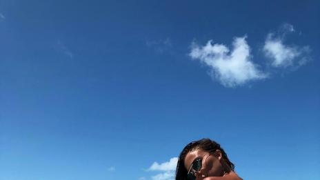 Николета плува с прасета на Бахамите