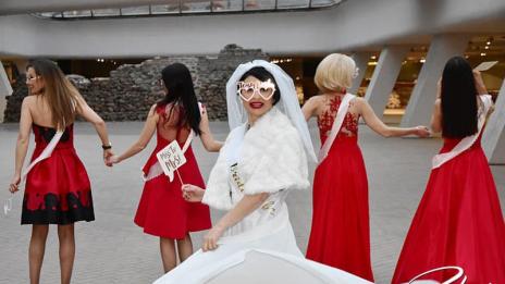 Код червено и лимузина за моминското парти на Софи Маринова