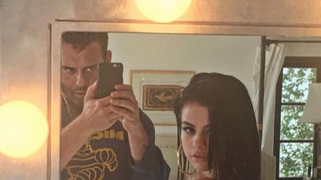 Срамежливата Селена си показа дупето