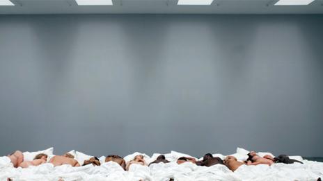 Галерия хвърли в постелята известни личности