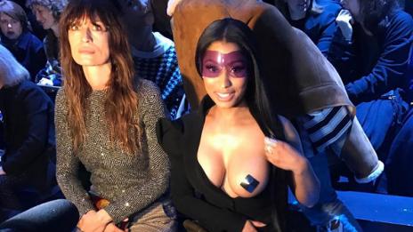 Чар или бедствие: Ники Минаж заголи гръд на ревю