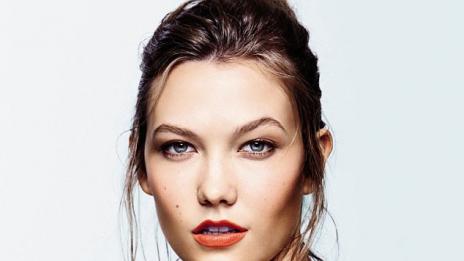 Карли Клос има цяла стая с козметични продукти