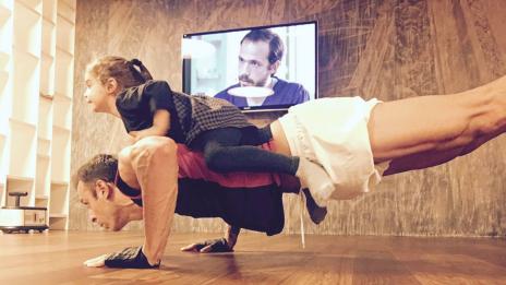 Бербатов помпа лицеви опори с дъщеричка на гръб