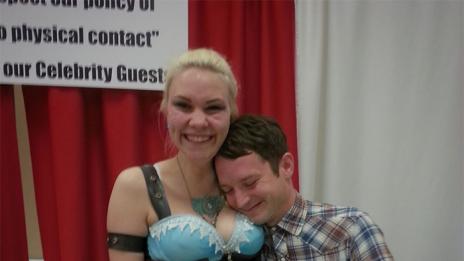 Снимката е един път: Лудият Илайджа и яките му кадри с фенове