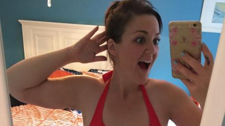 Тя се раздели със 100 кила. И влезе за първи път в бански в две части!