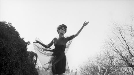 Винтидж вдъхновение: Летящата жена на Мелвин Соколски