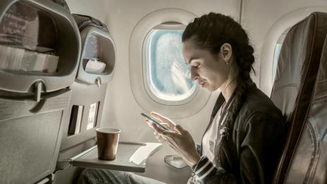 Как полет със самолет влияе на кожата?