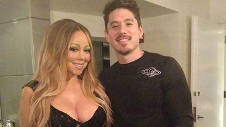 Марая Кери си изряза стомаха