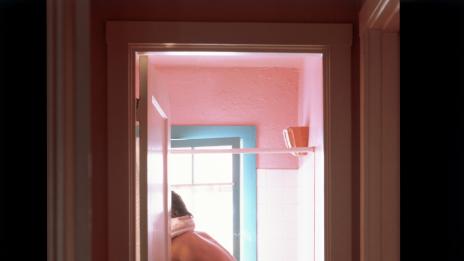 Защо вечно виси в банята...