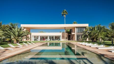 Футуристичната вила от „Спектър“ се продава