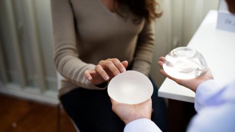 Жертви: 3000 българки си сложили опасен силикон