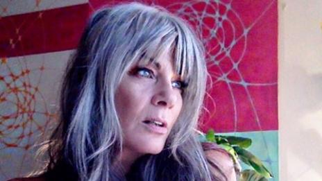 Модел се разголи, за да вдъхне увереност на възрастните дами