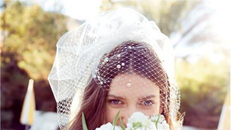 Лятна сватба до басейна