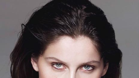 Летисия Каста демонстрира колко фаталното привлича мъжкия пол