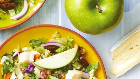 Салата с ябълки и сирене бри