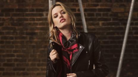 Джорджия Мей Джагър и съвършеното кожено яке