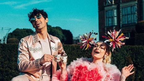 Джо Джонас се ожени набързо във Вегас