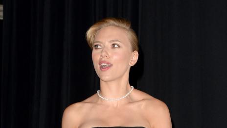 Скарлет Йохансон си показа годежния пръстен