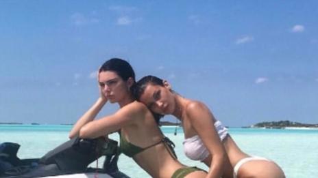 Красавици на плажа: Кендъл Дженър и Бела Хадид