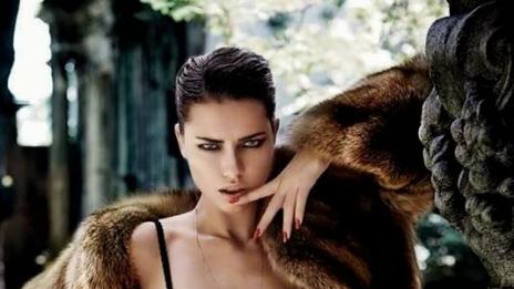 Адриана Лима носи само сутиен под коженото палто