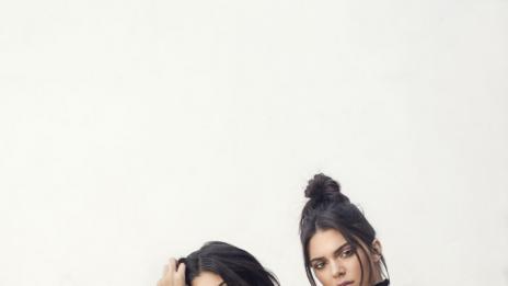 Кендъл и Кайли Дженър с колекция чанти