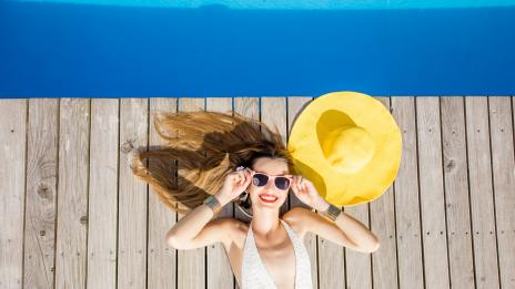 Почивка на басейн – погрижете се за косата