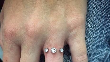 Смееш ли? Инкрустиран диамант вместо годежен пръстен